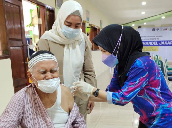 Kodam Jaya dan SMAN 8 Bekerja Sama Vaksinasi <i>Booster</i> 1.600 Warga