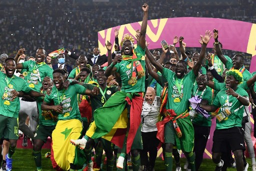 Para pemain Senegal merayakan gelar perdana Piala Afrika. (CHARLY TRIBALLEAU / AFP)