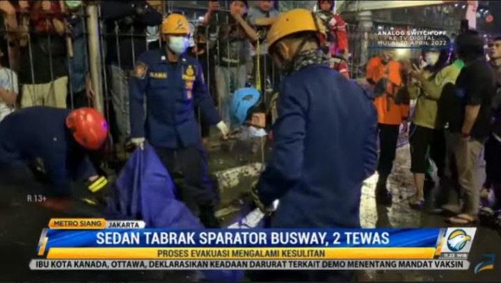 Sedan Tabrak Separator Busway, 2 Penumpang Tewas