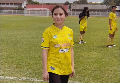 Prilly Latuconsina Datang ke Stadion, Langsung Dikerubungi Pemain Persikota