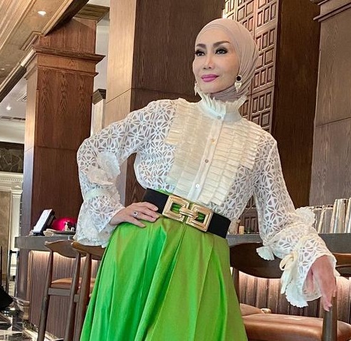Kemeja putih victoria dan rok panjang berwarna hijau lime ini tentu akan membuatmu terlihat segar dan elegan. (Foto: Dok. Instagram/@okkyasokawatireal)