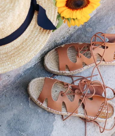 Sebagai sandal outdoor, jahitan yang rapi dan kuat sangat siap menjadi pilihan untuk melewati segala medan perjalanan. (Foto: Ilustrasi. Dok. Unsplash.com)