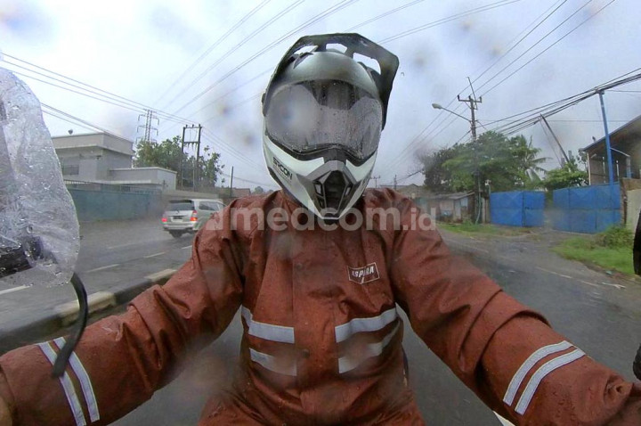 Masih Musim Hujan, Jangan Salah Pilih Jas Hujan