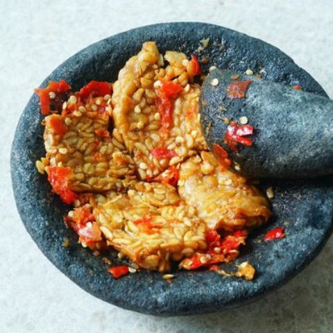 Ini resep tempe penyet sambal bawang yang pasti mantap! (Foto: Dok. Endeus TV)