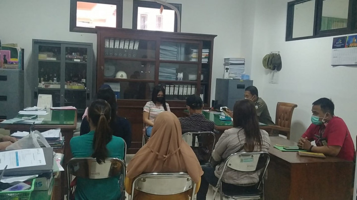 Siang Buruh Pabrik, Malam <i>Lady Escort</i>