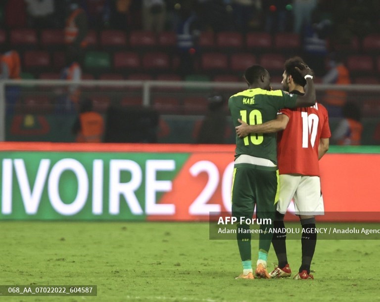 Penyerang Senegal, Sadio Mane, menghibur penyerang Mesir, Mohamed Salah, usai Senegal mengalahkan Mesir di final Piala Afrika (AFP/Adam Haneen)