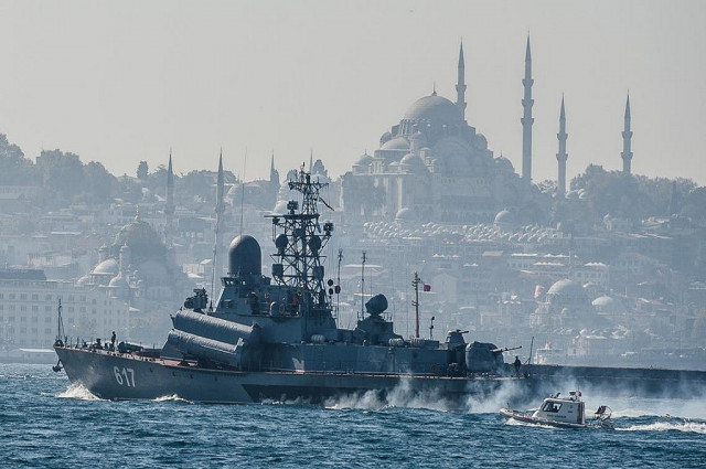Kapal perang Angkatan Laut Rusia Grisha kelas Corvette 617 bernama Mirazh berada di perairan Turki pada 7 Oktober 2016. (AFP)