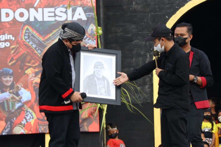Melalui Kostum Penadon, Seniman Ponorogo Simbolkan Erick Thohir Pemimpin Berani