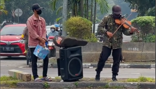 Viral Pengamen Bandung Main Biola <i>Cover</i> Canon Rock dan Naruto, Netizen: Salah Panggung