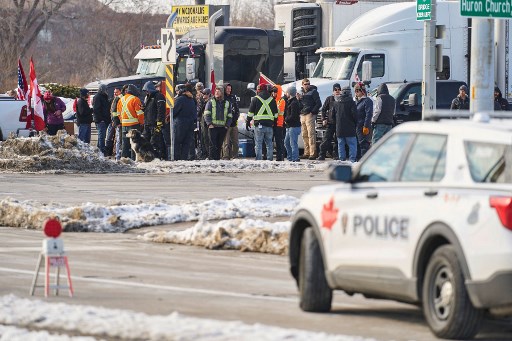 Perbatasan AS-Kanada Diblokir oleh Pengemudi Truk Pedemo Pembatasan Covid-19