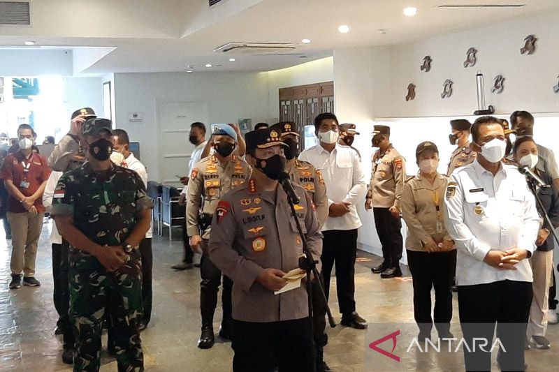  Kapolri Jenderal Listyo Sigit Prabowo didampingi Gubernur Kepri Ansar Ahmad meninjau vaksinasi di Natra Resort, Lagoi, Kabupaten Bintan, Rabu, 9 Februari 2022. ANTARA/Ogen/am.