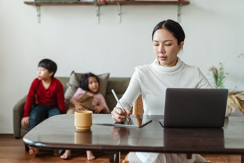 Beberapa aktivitas di luar rumah kembali dibatasi. Seperti kegiatan belajar mengajar, hingga aktivitas pekerjaan. Hal tersebut mau tak mau menyebabkan kebutuhan internet dalam keluarga pun meningkat.(Foto: Pexels)