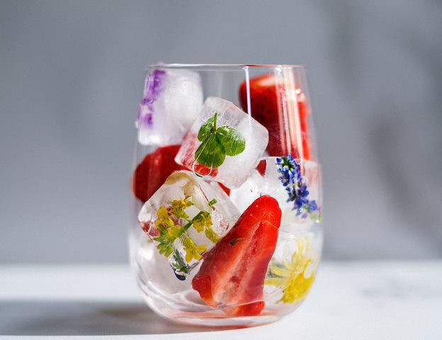 Kebiasaan Mengunyah Es Batu Dapat Merusak Enamel Gigi