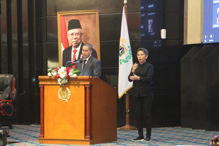 Sampaikan Pandangan Raperda Disabilitas, NasDem Gunakan Ahli Bahasa Isyarat