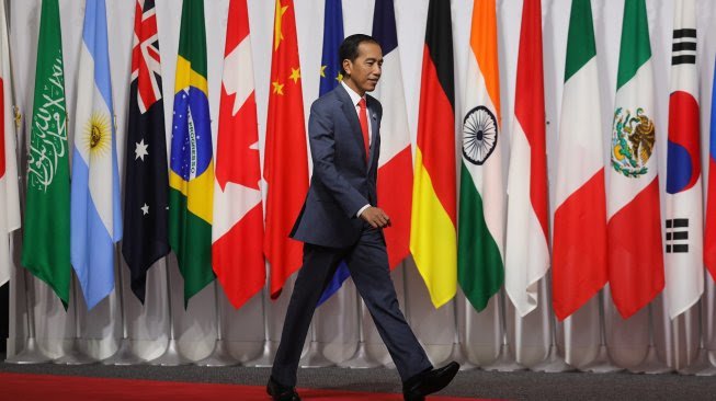 Presiden Jokowi melewati bendera negara G20 - - Foto: dok AFP