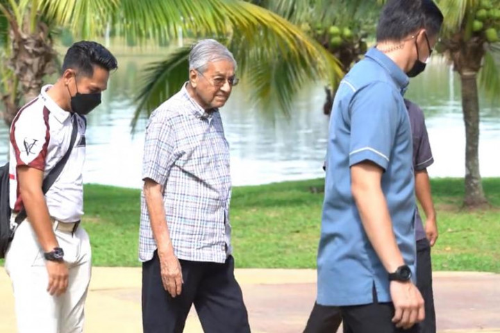 Perlihatkan Tanda Pemulihan, Mahathir Jalan-jalan ke Danau