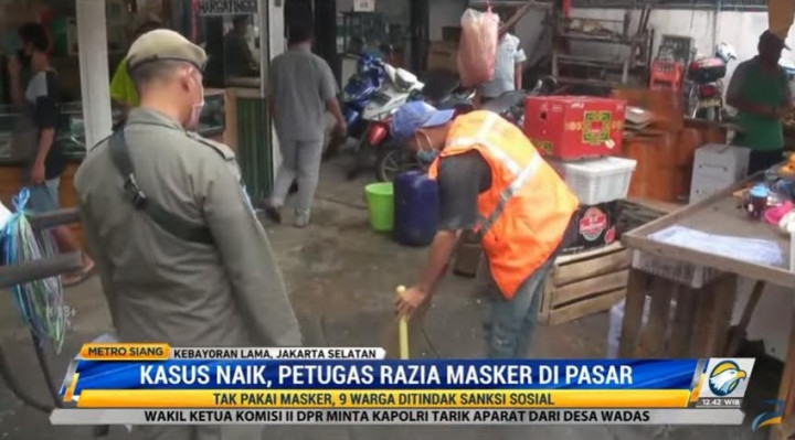 Kasus Covid-19 di Jakarta Meroket, Petugas Razia Masker di Pasar