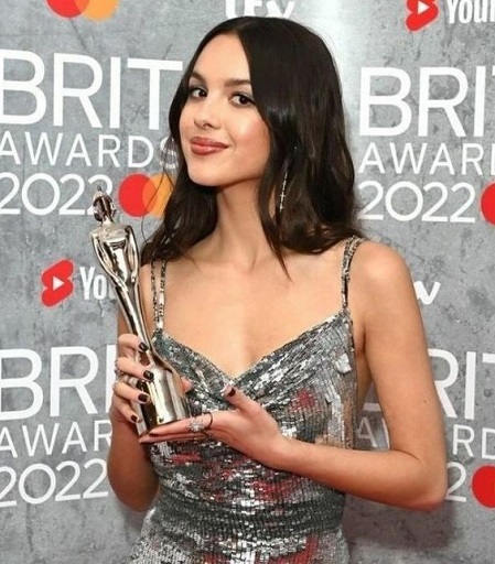 Bertabur Glitter, Ini Gaun Terbaik di Ajang BRIT Awards 2022