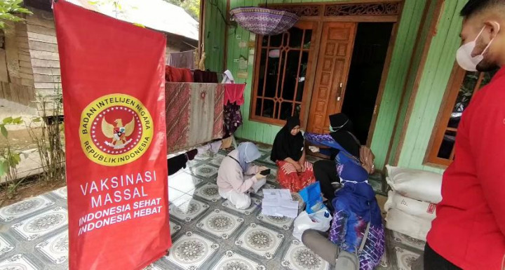 Binda Kalsel Gelar Vaksinasi <i>Door to Door</i> Hingga Pelosok Desa