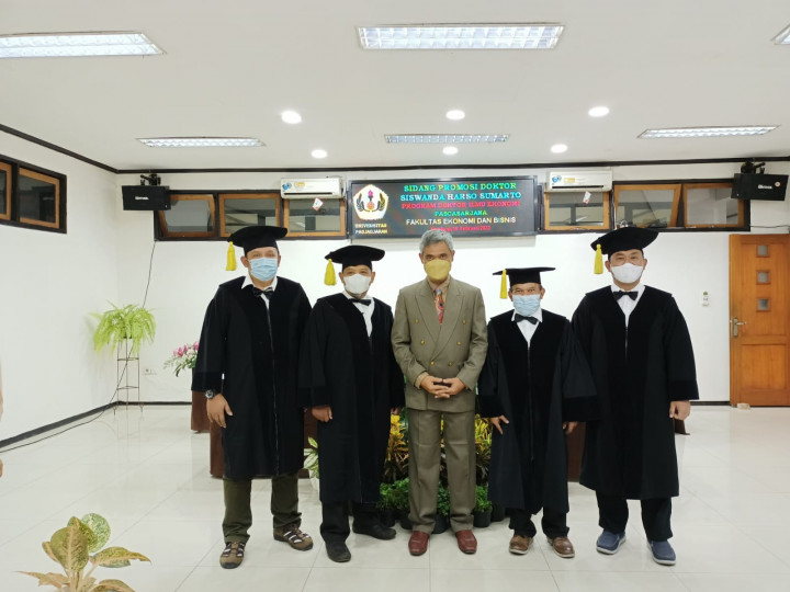 Raih Doktor di Unpad Setelah Mempertahankan Disertasi tentang Dana Desa