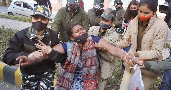 Protes Menentang Larangan Hijab Berujung Penangkapan 50 Siswa India