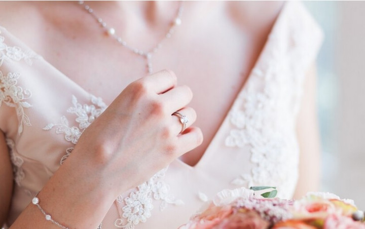 Tips Aman dan Nyaman Gunakan Perhiasan Meski Punya Kulit Sensitif