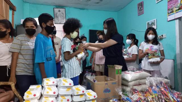 Pandemi tidak menghalangi kita untuk berbagi. Ini pula yang dilakukan oleh Sherly Lembono. (Foto: Dok. Istimewa)