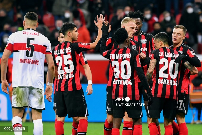Pemain Bayer Leverkusen merayakan kemenangan atas Stuttgart (AFP/Uwe Kraft)