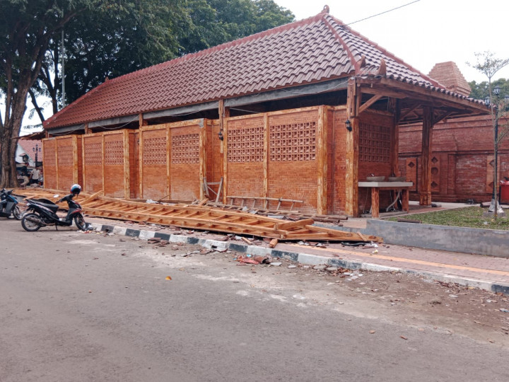Baru Sepekan Diresmikan Gubernur, Selter Alun-Alun Sangkala Buana Cirebon Ambruk