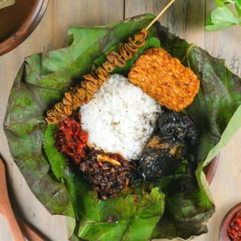 Untuk kamu yang rindu kuliner khas Cirebon, yuk masak nasi jamblang sendiri di rumah. (Foto: Dok. Endeus TV)