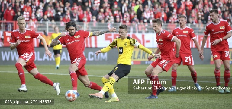 Penyerang Borussia Dortmund, Marco Reus, mencetak gol ke gawang Union Berlin (AFP/Sebastian El-Saqqa)