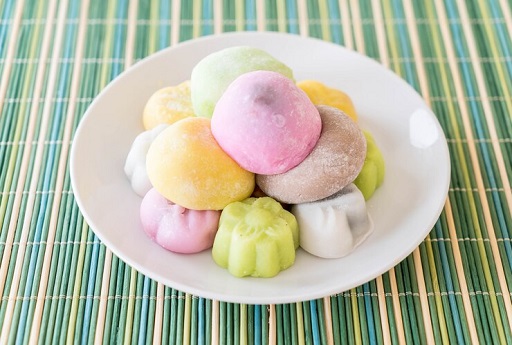 Di Korea, kue beras biasanya disajikan dalam berbagai bentuk dan warna.  (Foto: Ilustrasi. Dok. Freepik.com)