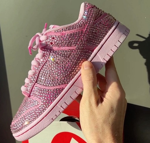 Sneaker pink ini selain terlihat imut dan cantik, kamu juga akan tampil paling berkilau. (Foto: Dok. Instagram/@maxplore)