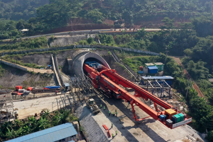 KCIC Kebut Pemasangan Rel Kereta Cepat Jakarta-Bandung