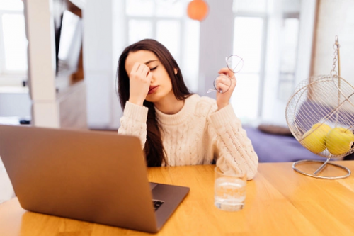 Tips Kerja Depan Laptop Tetap Nyaman Bebas Computer Vision Syndrome (Foto: Freepik)
