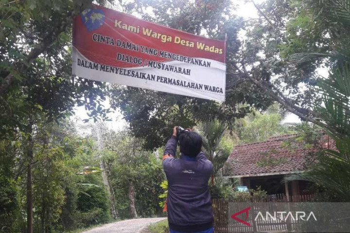 Jurus Polisi Mendekati Warga Desa Wadas