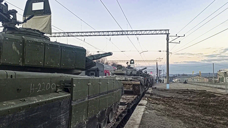 Tank milik militer Rusia yang dibawa setelah lakukan latihan. Foto: Russian Defense Ministry