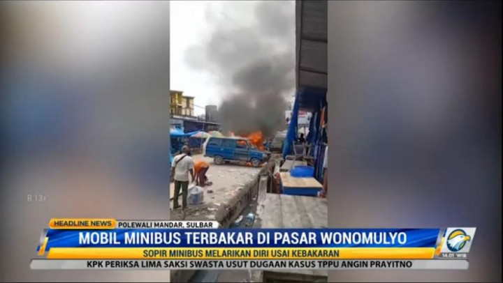 Gara-gara Korsleting, Minibus dan Motor Terbakar di Tengah Pasar