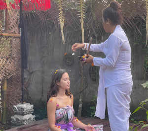 Ikut Tradisi Melukat di Bali, Pevita Pearce Jawab Kabar Pindah Agama