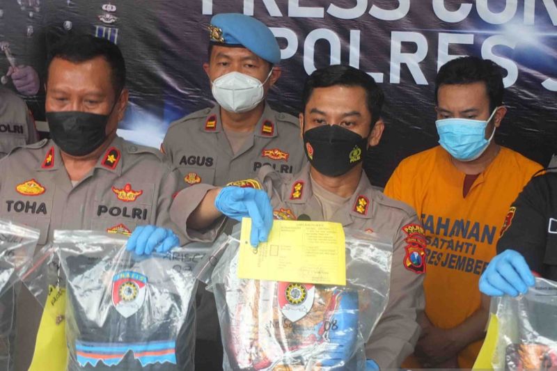 Kapolres Jember AKBP Hery Purnomo menunjukkan barang bukti kasus ritual maut di Pantai Payangan dalam konferensi pers yang digelar di Mapolres Jember, Jawa Timur, Rabu (16/2/2022). ANTARA/Zumrotun Solichah