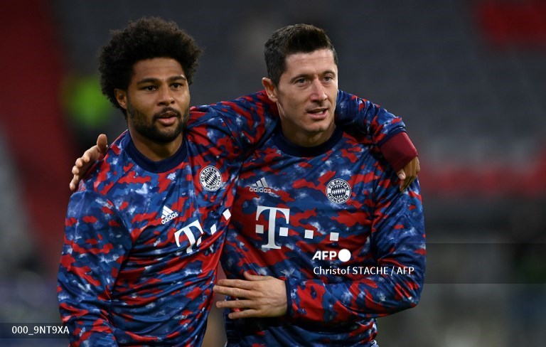 Bintang Bayern Muenchen, Serge Gnabry (kiri) dan Robert Lewandowski (AFP/Christof Stache)