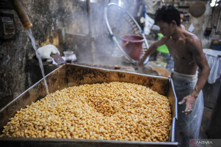 Dilema Penjual Tahu; Minyak Goreng Langka, Kedelai Mahal