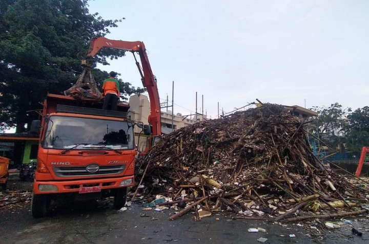 800 Meter Kubik Sampah Diangkut dari Pintu Air Manggarai