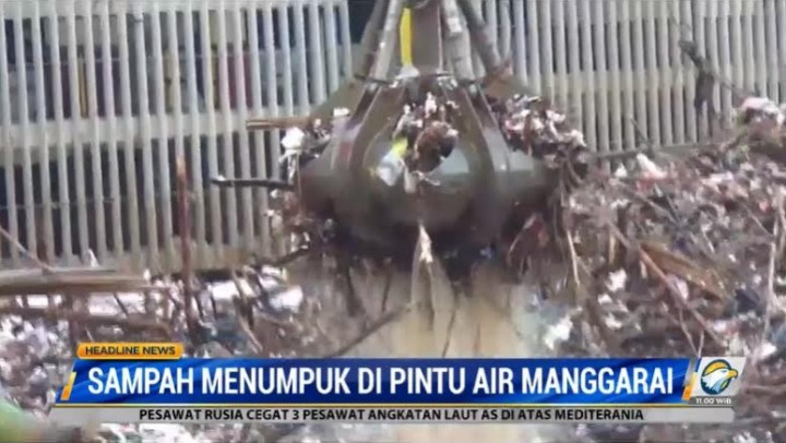 Sempat Siaga 3, Sampah Menggunung di Pintu Air Manggarai
