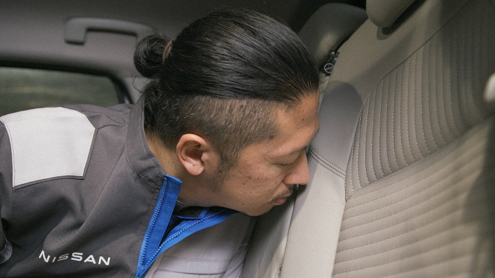 Unik, Pekerjaan Pria Ini Cuma Mengendus Mobil Baru Nissan