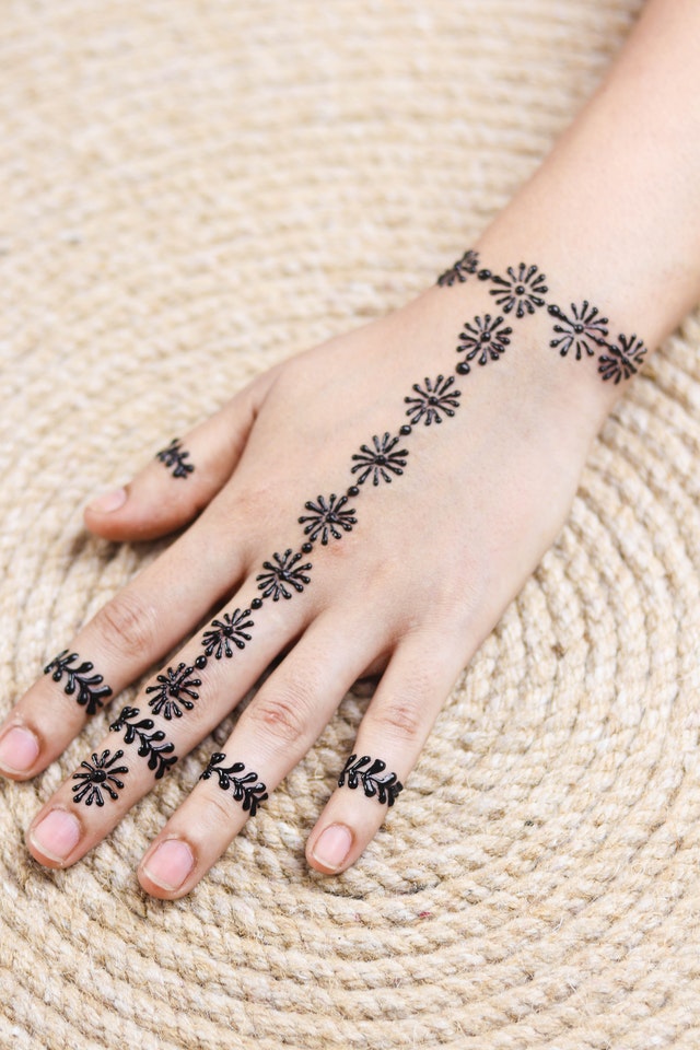 Cara memakai tato henna untuk pernikahan. Foto: Pexels.