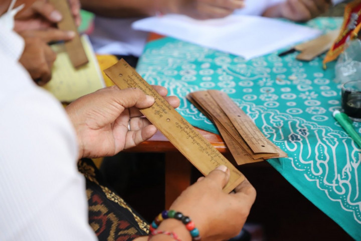 Peneliti BRIN Bacakan Naskah Prasasti Lontar Pura Dalem Swanti untuk Warga