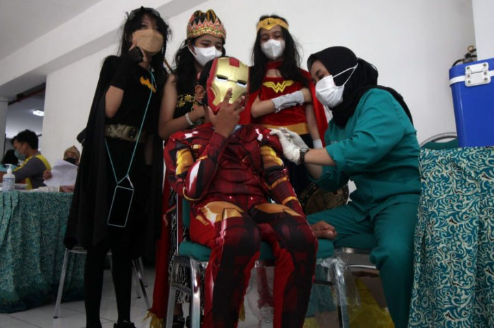 Iron Man Hingga Wonder Woman Ikut Vaksinasi Covid-19 di Sidoarjo