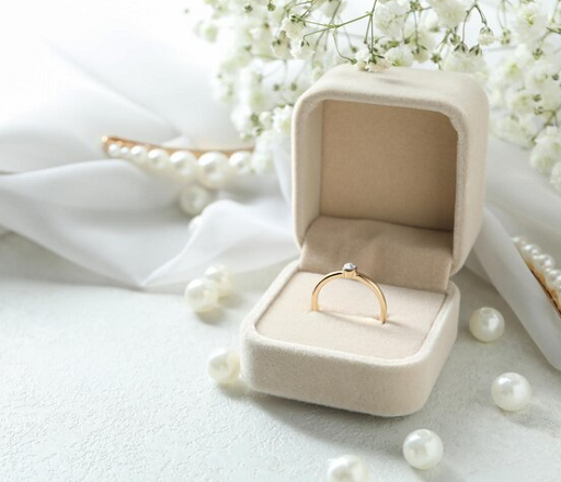 Cincin sering dijadikan tanda cinta kepada pasangan. (Foto: Ilustrasi. Dok. Freepik.com)