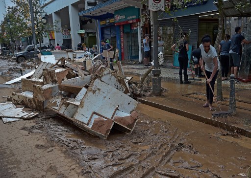 Warga membersihkan sisa banjir bandang di Brasil./AFP